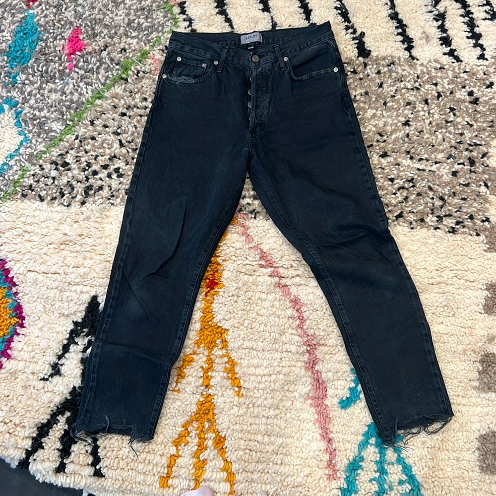 Agolde Lana mid ride straight jean. Cutoff with distressed detail